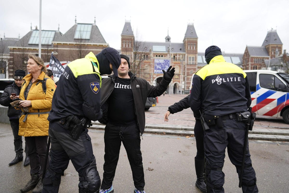 Poliisi otti Amsterdamissa kiinni kymmeniä mielenosoittajia. LEHTIKUVA/AFP