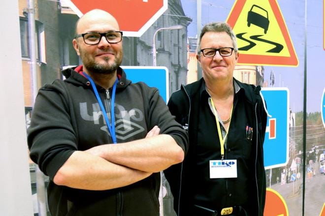 Kurikkalainen Jussi Korpi-Tassi ja Virroilta Ylihärmään ajellut Jouni Mesimäki vastailivat ihmisten kysymyksiin opin saaneina tieisännöitsijöinä. KUVA: ANU NAHKALA
