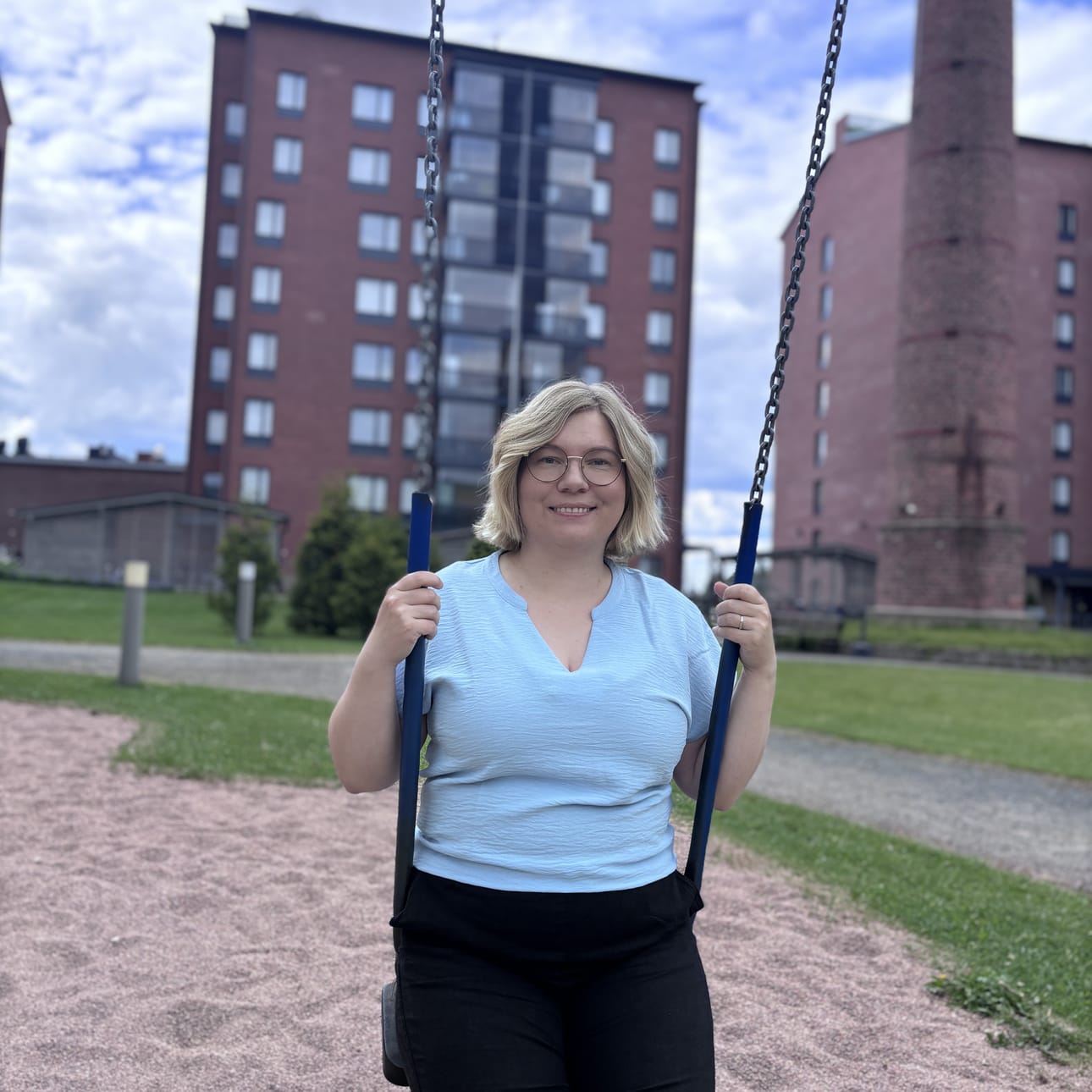 Seinäjokinen isännöitsijä Krista Toivola haluaa kehittää isännöintialaa ja tehdä siitä avoimemman ja helpommin ymmärrettävän. Taustalla Nyykoolinkadulla sijaitsevat taloyhtiöt, joita Toivola isännöi.
