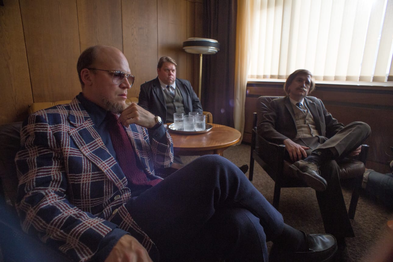 Pertti "Spede" Pasanen (Riku Nieminen), Simo Salminen (Mikko Töyssy) ja Ere Kokkonen (Joonas Nordman) vakavina Ylen johdon pakeilla kinuamassa rahaa leffantekoon.