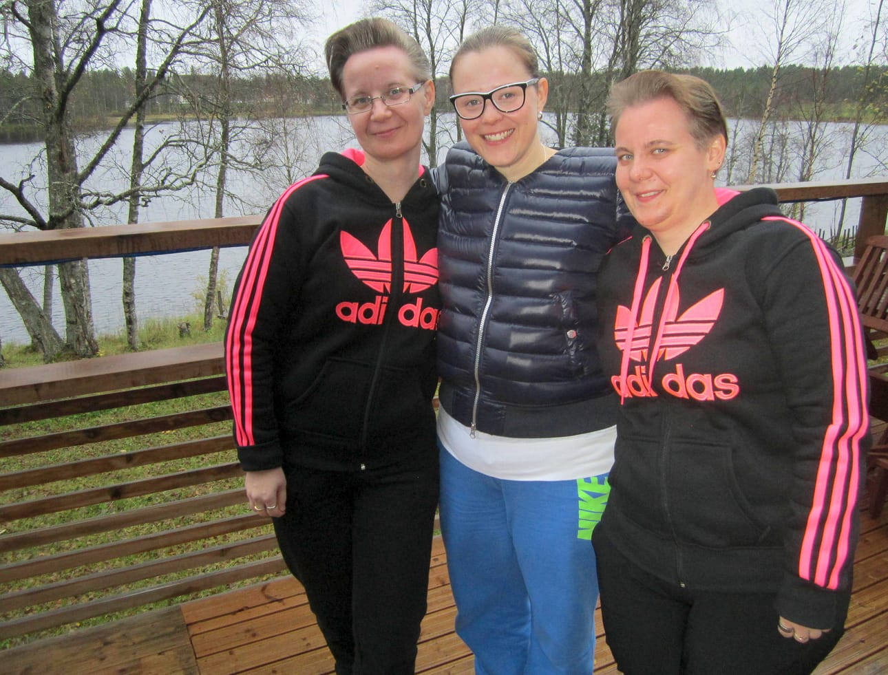 Pia Sillanpää (vas.), Johanna Mäki-Rantanen ja Heidi Sillanpää (oik.) ajoivat 700 kilometrin päästä varta vasten Tulkin keikalle Posiolle.