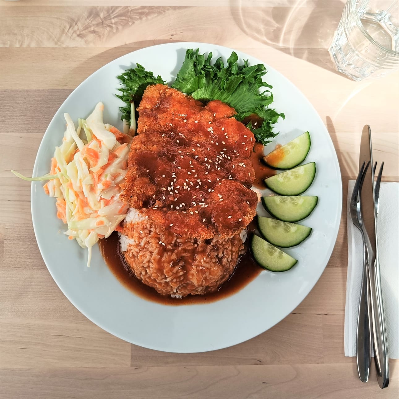 Tonkatsu on japanilaisittain friteerattua porsaan fileetä.