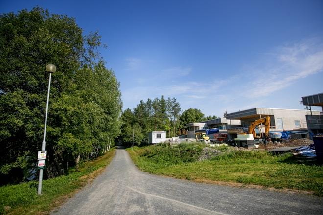 Kevyen liikenteen rantaraitti säilyy nykyisellään, kun kaupunki ostaa osan puistoalueesta heti raitin yläpuolelta. Suurin osa nyt kaavassa puistoksi merkitystä määräalasta kaavoitetaan tonttimaaksi ja liitetään rakenteilla olevaan kolmen pientalon kiinteistöön. KUVA: JAAKKO ELENIUS