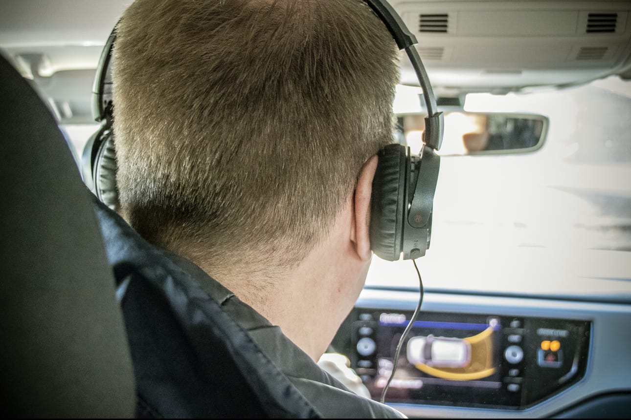 Kuulokkeiden käyttö autoa ajaessa ei ole kiellettyä, mutta se voi nousta raskauttavana asiana esiin sitten, jos jotain tapahtuu.