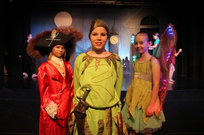 Kapteeni Koukku (Hanna-Maija Mantere), Peter Pan (Jeremias Riutta) ja Helinä-keiju (Helmi Hannus). KUVAT: MIA KÄRKKÄINEN