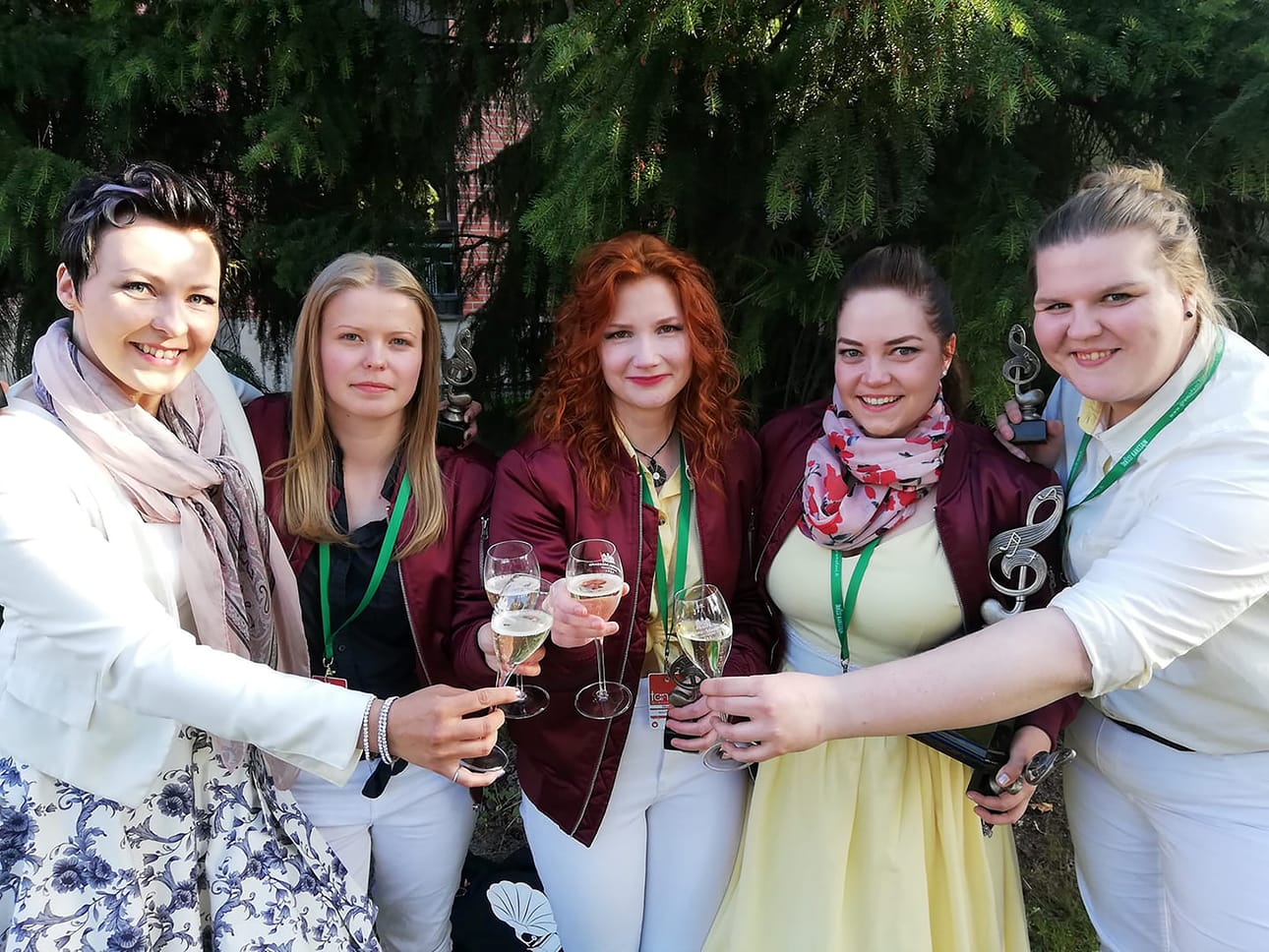 Neitoset juhli SM-voittoaan Seinäjoella. Vasemmalta Marja Pisilä, Satu Palmroos, Anni Palojärvi, Stiina-Emilia Kemppainen ja Heli Korkiala.