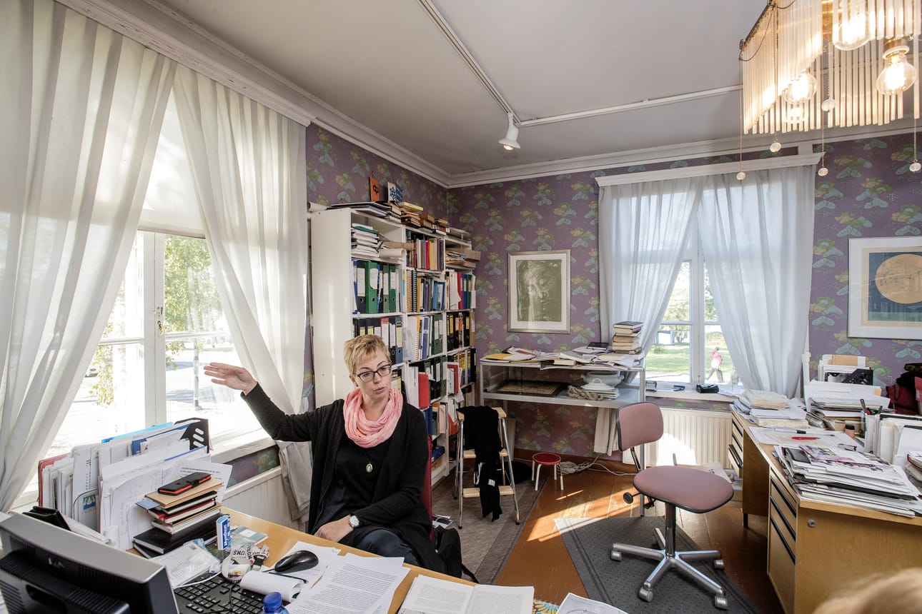 Niin oma kaupunki kuin Brahestad kreiville olikin, hän ei koskaan käynyt täällä kaupungin perustamisen jälkeen. – Kenraalikuvernöörinä hän on saattanut hyvinkin käydä täällä pitkällä tutkimusretkellään, jolloin hän on yöpynyt Limingan pappilassa. Raahen Raatihuoneella pidettiin aina huonetta häntä varten ja kirkossa oli hänelle hänen itse toimittamastaan puutavarasta veistetty penkki, mutta ei hän ehtinyt käydä, sanoo museonjohtaja Eija Turunen.