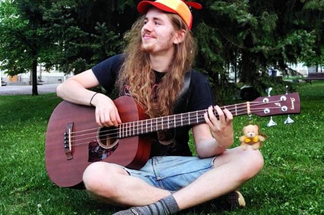 ”Tämä on unelmaduuni! Alun perinkin ajatuksissani oli elättää itseni tänä kesänä katusoittajana”, kertoo Aaro Viitanen.