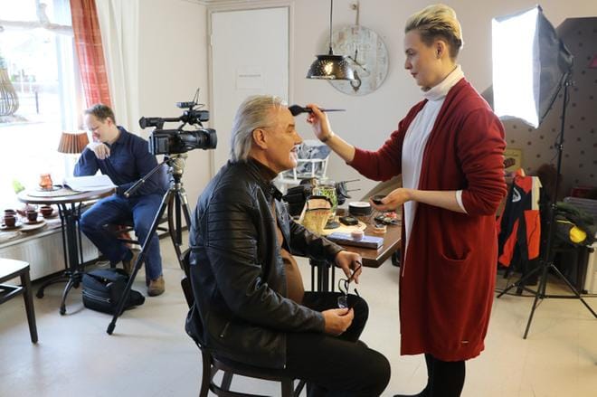 Alajärveläisessa kahvilassa näyttelijä Juha Veijosta valmisteli kuvaukseen meikkitaiteilija Ilona Lehtonen, taustalla ohjaaja Tony Heino. KUVA: SAILA COLLANDER