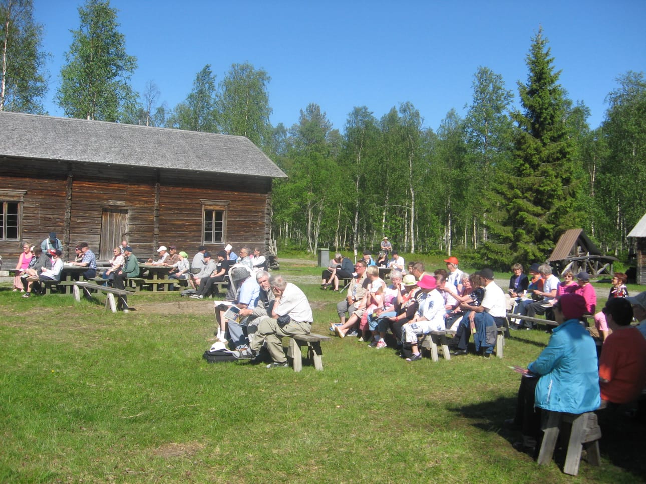 Suvilaulutilaisuuden yleisöä Pulkkasen pirtin pihamaalla. Hartauden vetäjänä oli Heli Kautonen. Laulattajina Timo ja Jonna Väisänen.