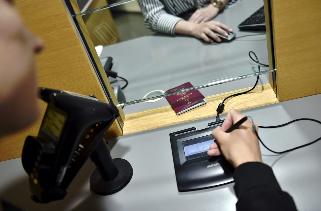 Poliisihallituksen edustajan mukaan passin jonottamisesta voi selvitä nyt hyvinkin nopeasti. LEHTIKUVA / Emmi Korhonen