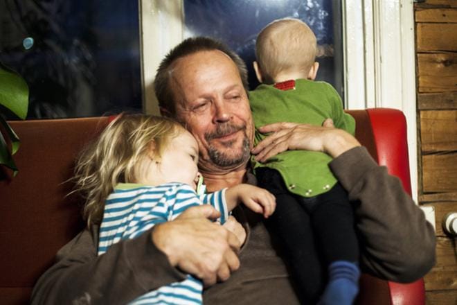 Tanskalaisessa dokumentissa selvitetään, mitkä ovat iäkkäiden isien vahvuudet ja heikkoudet. Yksi haastatelluista on suomalainen Lauri, joka on yhden aikuisen pojan ja kahden pikkulapsen isä Tampereelta. KUVA: Yle Kuvapalvelu