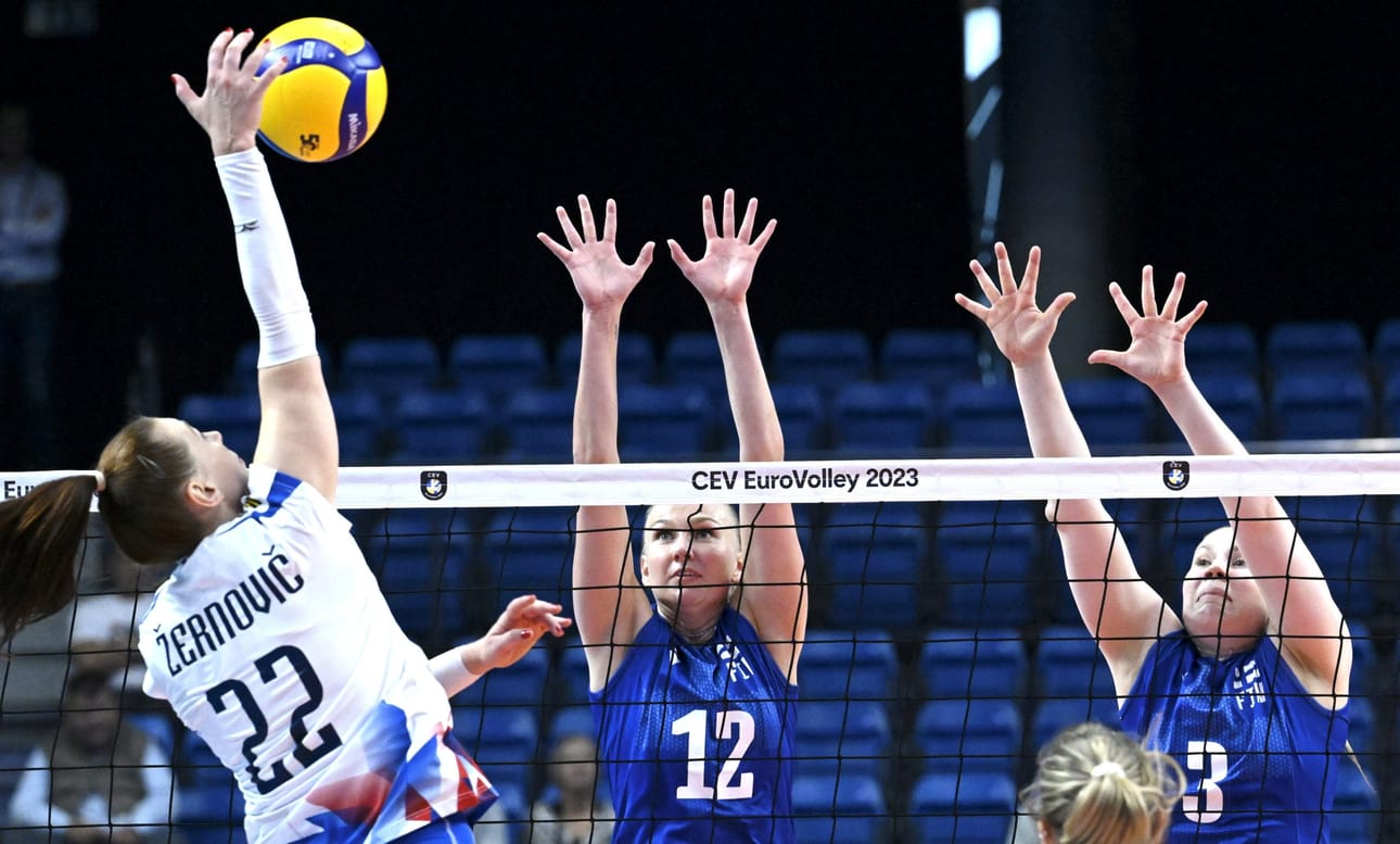 Suomen naisten lentopallomaajoukkue hävisi EM-kisojen avausottelunsa Slovakiaa vastaan erin 3-0. Suomen Piia Korhonen ja Netta Rekola (oik.) torjunnassa, iskemässä Slovakian Maria Zernovic. LEHTIKUVA / HEIKKI SAUKKOMAA