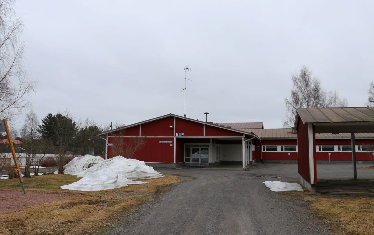 Koulutyö loppui Hakolassa viime keväänä, kun oppilaat siirtyivät Ylihärmään. Koulurakennusta ja sitä ympäröiviä alueita tarvittaisiin nyt moneen käyttöön