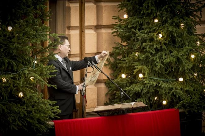Turun kaupungin protokollapäällikkö Mika Akkanen julisti joulurauhan Suurtorilla Brinkkalan talon parvekkeella myös viime vuonna. Koronavuosi oli yhdeksäs vuosi, kun Akkanen kiipesi parvekkeelle käärö käsissään. KUVA: Ari-Matti Ruuska