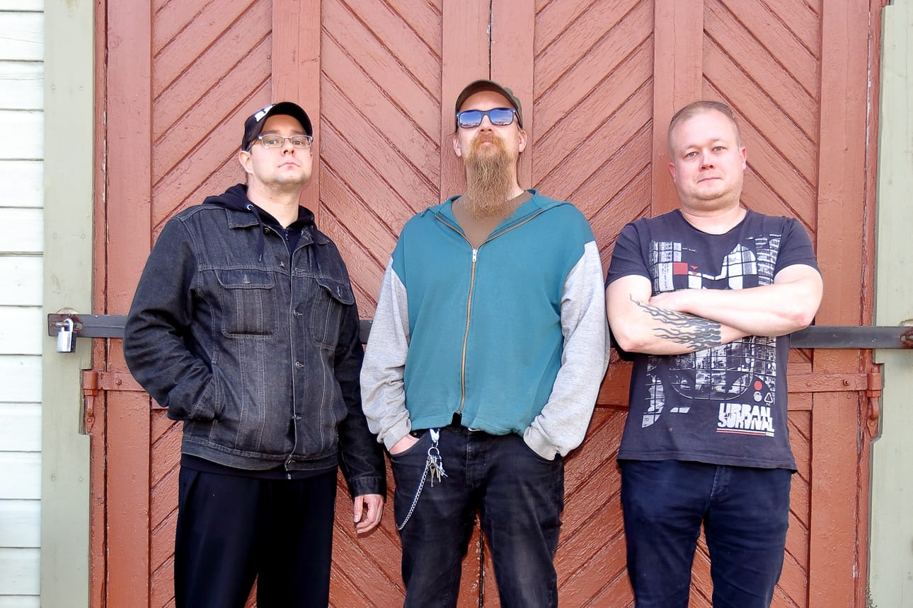 ShockBalls-yhtye etenee bändi edellä, eikä neljä yksilöä edellä. Rumpali Petri Kotila, laulaja Marko Niskala ja basisti Timo Pohto istuttavat parhaillaan uutta kitaristia joukkoonsa.