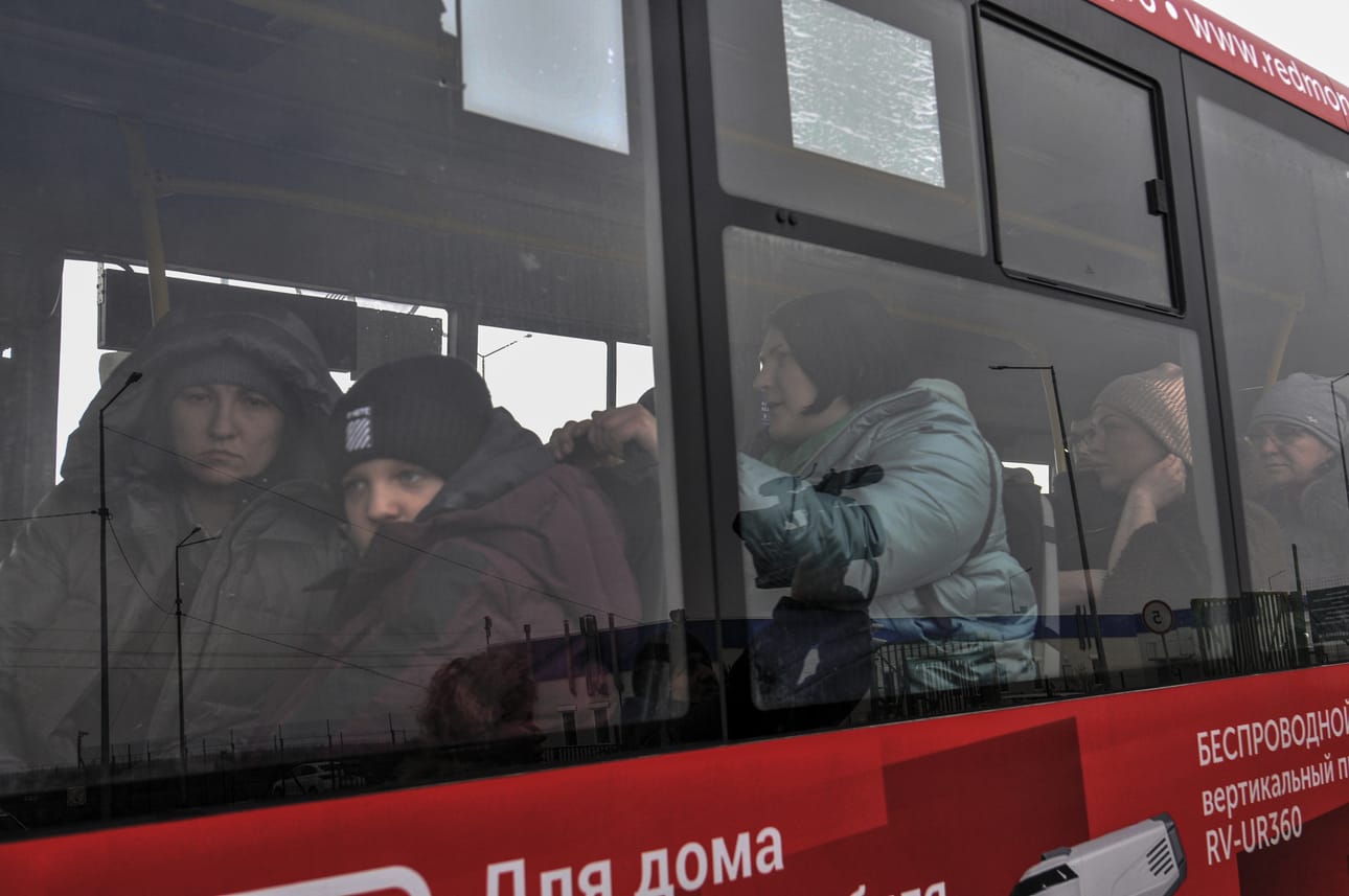 Siviilien evakuointi on aloitettu Ukrainassa Sumyn alueella. Kuvassa pakolaisia poistumassa Mariupolista. Maanantaina kaupungista kuljetettiin pois arviolta 500 ihmistä.