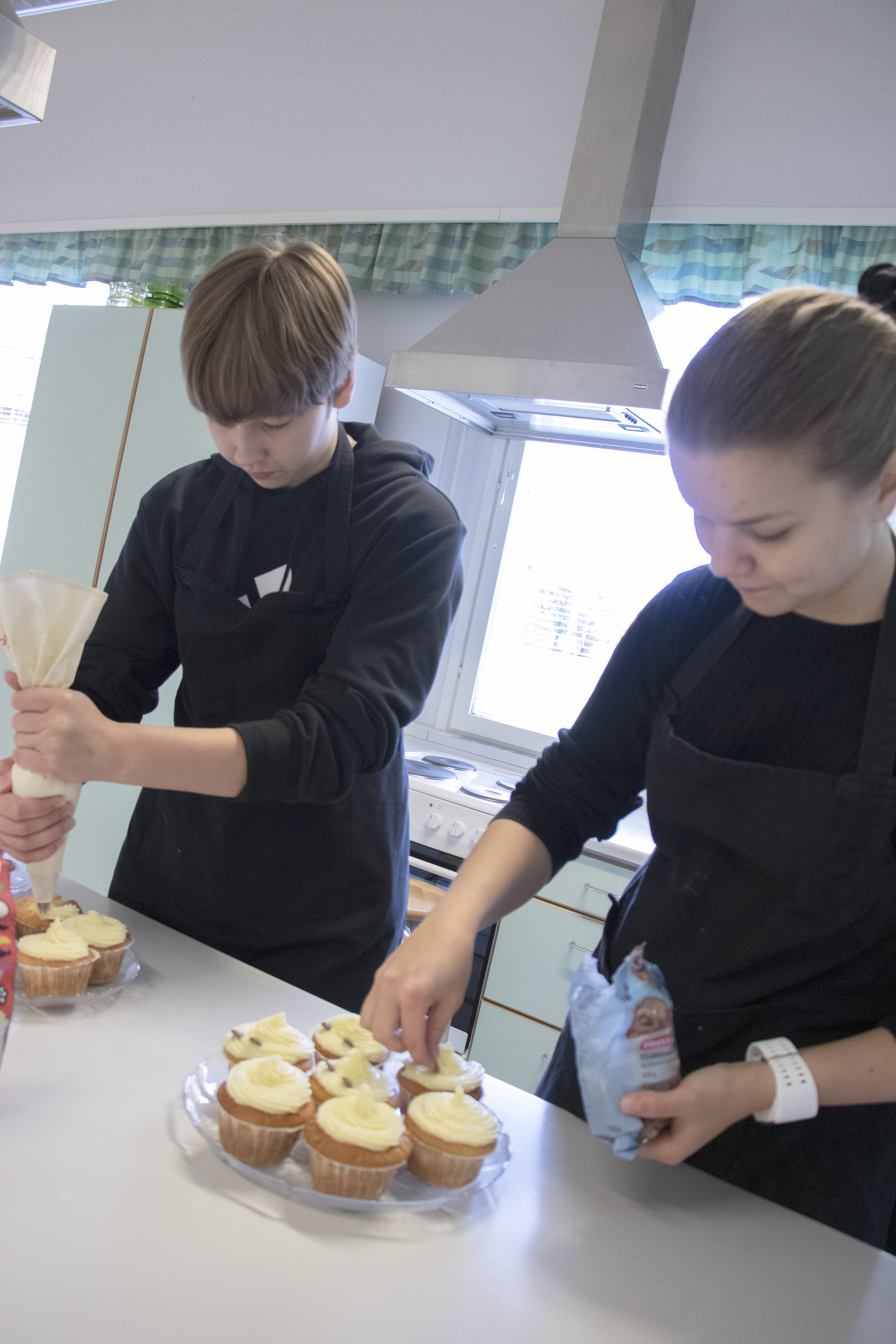 Kuppikakkujen kuorrutus sujui yhteistyössä Suvi Porkalta ja Reetta Fältiltä.