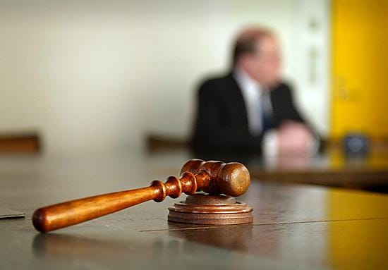 Lapin käräjäoikeuden tuomaria syytetään virkarikoksista.