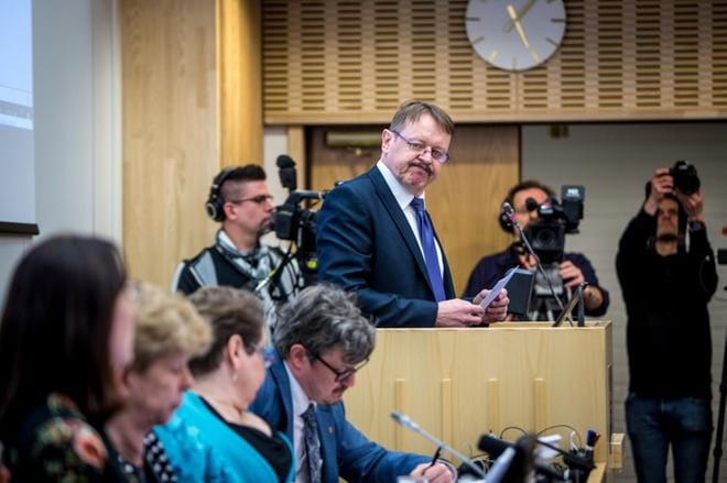 Kari Hietamäki (msk.) on tyytymätön Mustasaaren valtuuston kuntaliitospäätökseen. Hän on laatinut selvityspyynnön, jonka on allekirjoittanut myös monet RKP:n valtuutetut. Kunnanhallitukselle osoitetun selvityspyynnön perimmäinen tarkoitus on, että asian laillisuus ratkaistaisiin hallinto-oikeudessa. KUVA: PAULA KASKIMAA