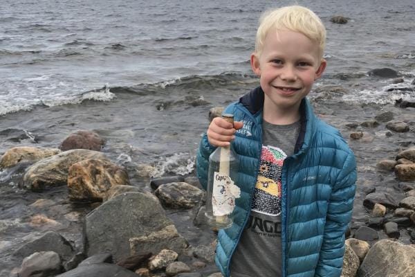 Kahdeksanvuotias Ture löysi pullopostin Bredviksfjärdenin rannalta. Pullon sisältä löytyi sivu kesäkuisesta Pohjalaisen numerosta. KUVA: ÅSA LINDQVIST