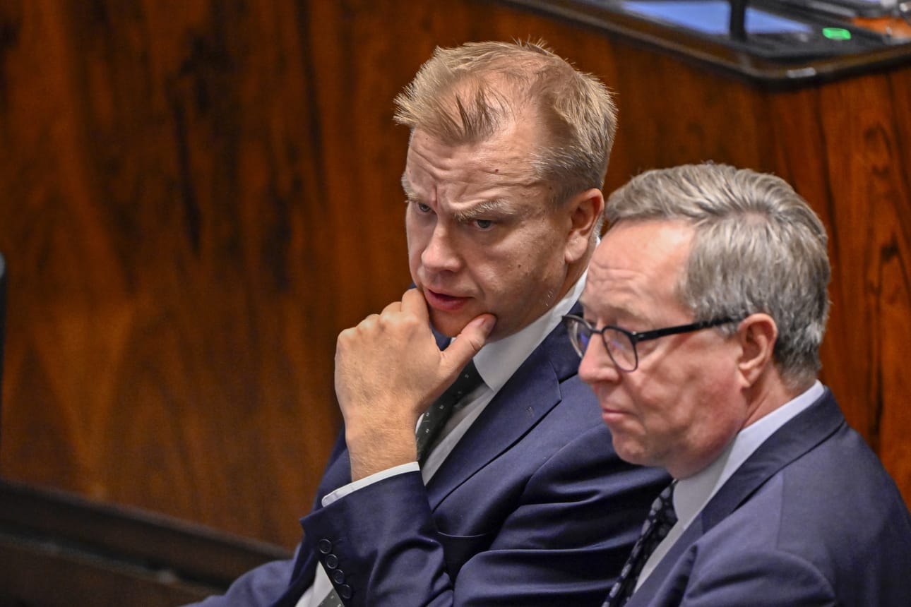 Keskustan puheenjohtaja Antti Kaikkosella oli asiaa kansanedustaja Mika Lintilälle eduskunnassa keskiviikkona. Keskusta oli juuri esittänyt uuden paikallisuutta korostavan hallintomallinsa sekä tehnyt välikysymyksen maaseudun tulevaisuuden uhkakuvista.