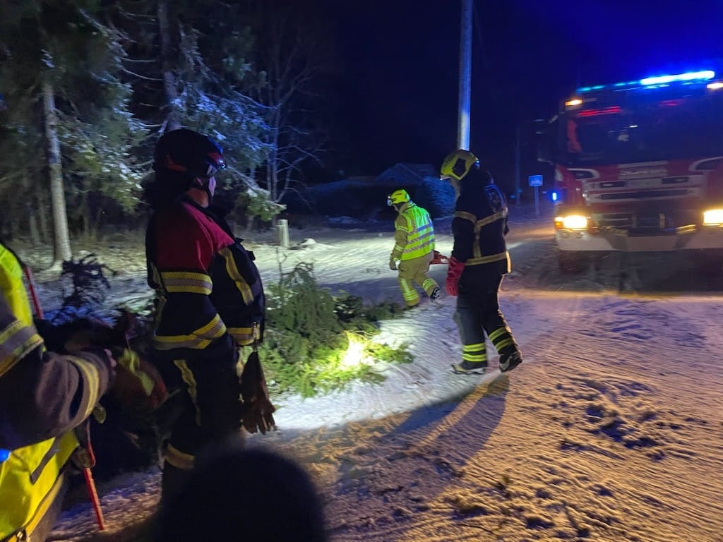 Pelastuslaitos raivasi tielle kaatuneita pois Oulaisissa lauantai-iltana. Hannes-myrsky aiheutti Pohjois-Pohjanmaan pelastuslaitokselle useita satoja tehtäviä.