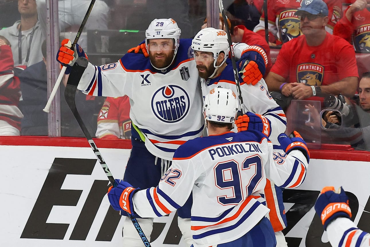 Leon Draisaitl (vas.), Evan Bouchard ja Vasili Podkolzin juhlivat Edmontonin maalia ja voittoa Floridasta. LEHTIKUVA/AFP