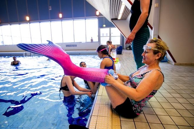 Pirjo Korhonen sujahti lauantaina merenneidon pyrstöön ja kokeili uutta lajia. Korhonen toimii lasten uimaryhmissä apuohjaajana. Hän halusi kokeilla merenneitoilua, sillä hänen lapsenlapsensa on kiinnostunut lajista. KUVAT: JAAKKO ELENIUS