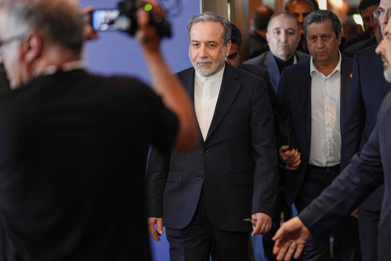Iranin valtiollisen uutistoimisto Irnan mukaan maan delegaatio poistui Iranin ja Yhdysvaltojen välisistä neuvotteluista uhkauksen seurauksena.