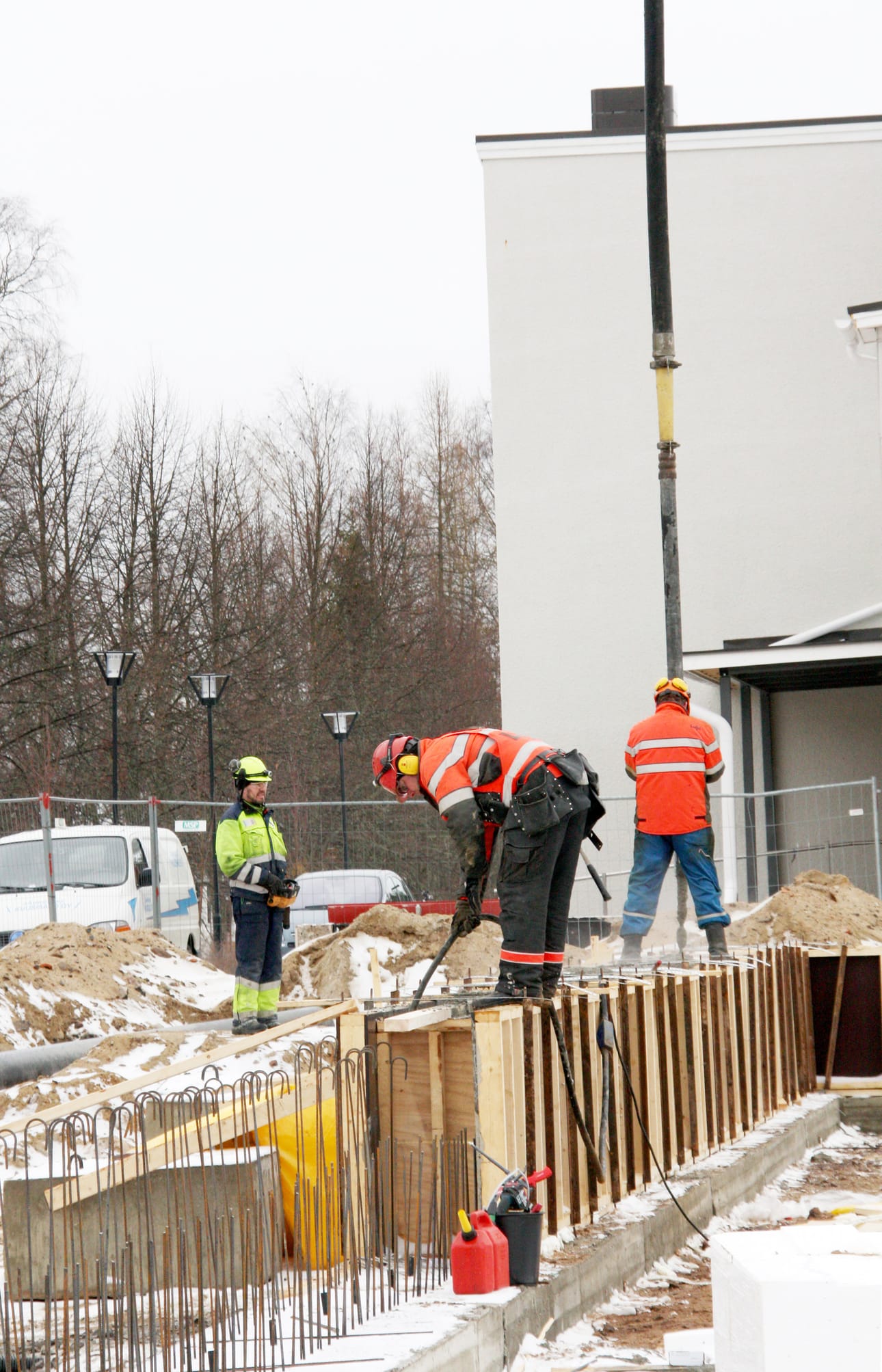 Maanantaina betonia valutettiin alakoulun siiven perustuksiin.