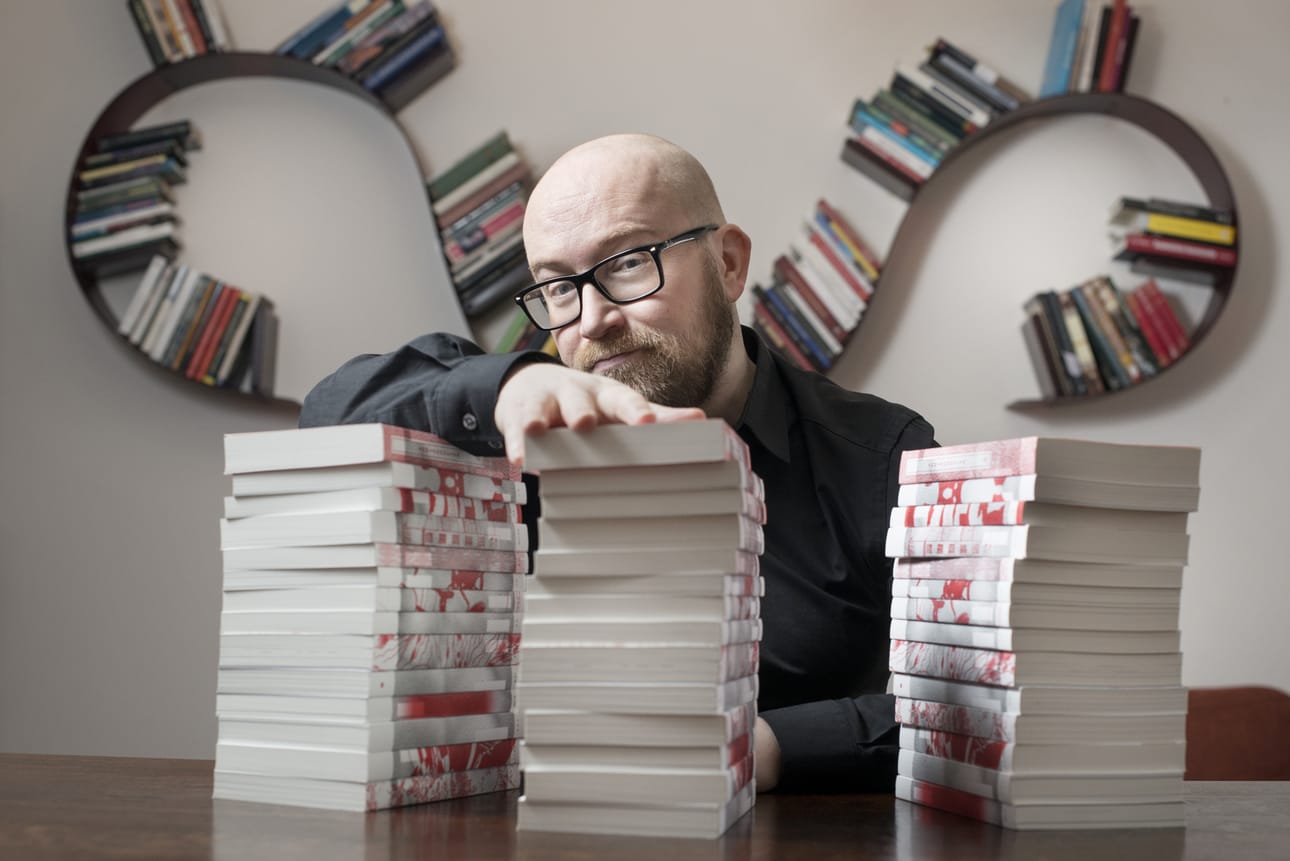 Kirjailija Jarkko Tonttia naurattaa se vimma, jolla kielen muuttumista toisinaan vastustetaan.