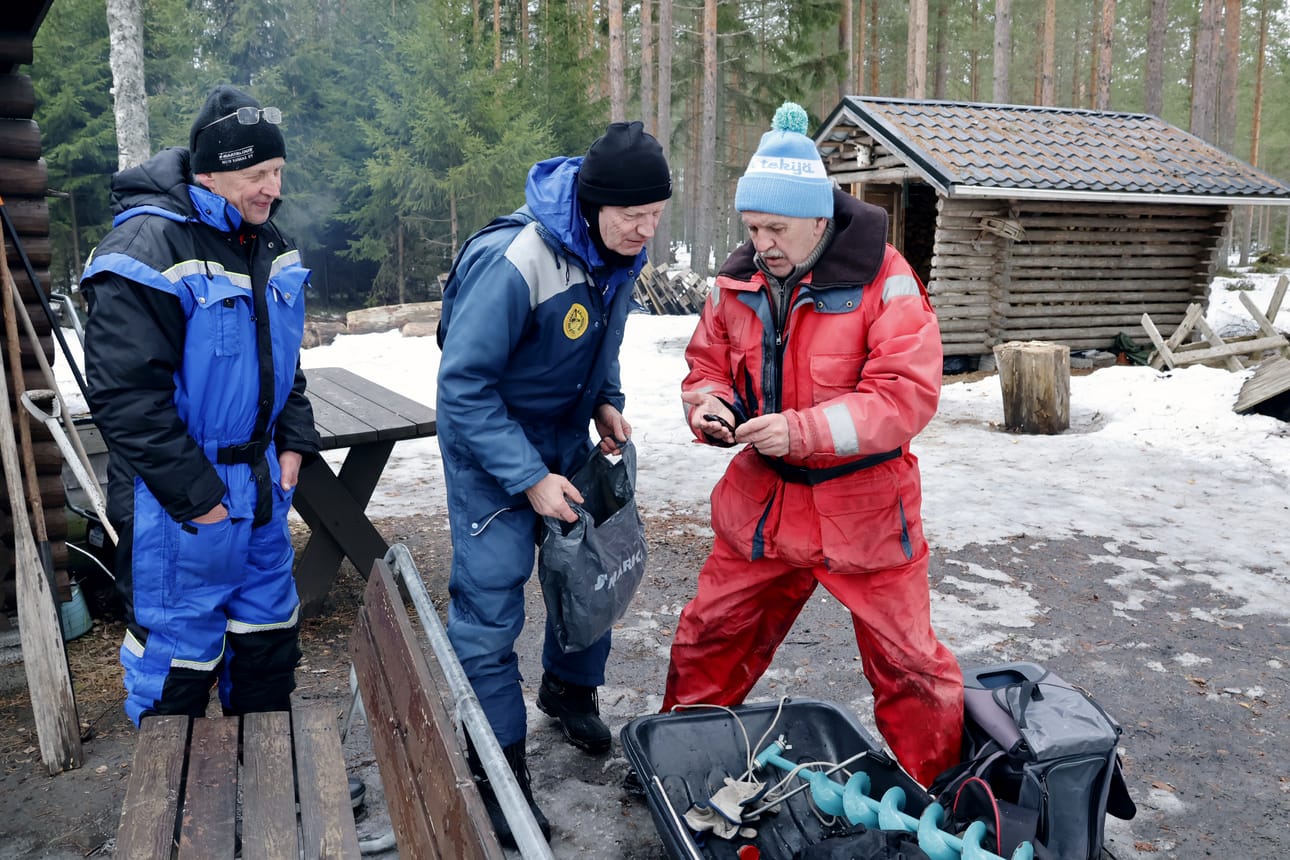 Kauhavan Osakaskunnan Kari Peltoniemi ja Raimo Falben silmäsivät Jukka Mattilan pilkkimät kalat Ojutjärven rannalla. Niillä tuli yleissarjan kuudes sija. Purmojärvellä Mattila oli ainut, joka ylipäänsä sai saalista.