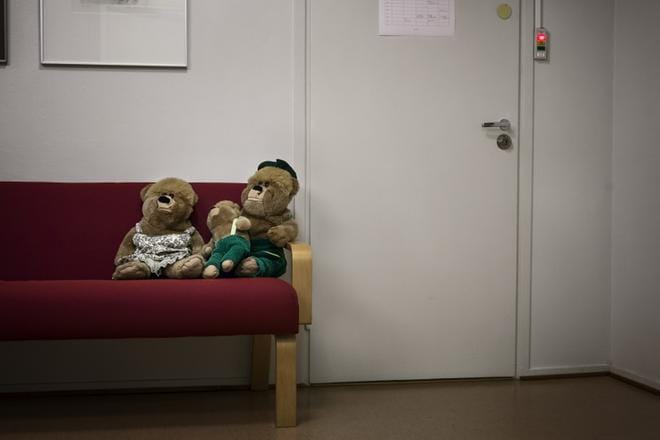 Lastenpsykiatrian poliklinikalla on jonoa tutkimuksiin ja terapiaan. Viikko-osastolle, jossa hoidetaan 6–12-vuotiaita lapsia, on jouduttu ottamaan ylimääräisiä potilaita. KUVA: JARNO PELLINEN