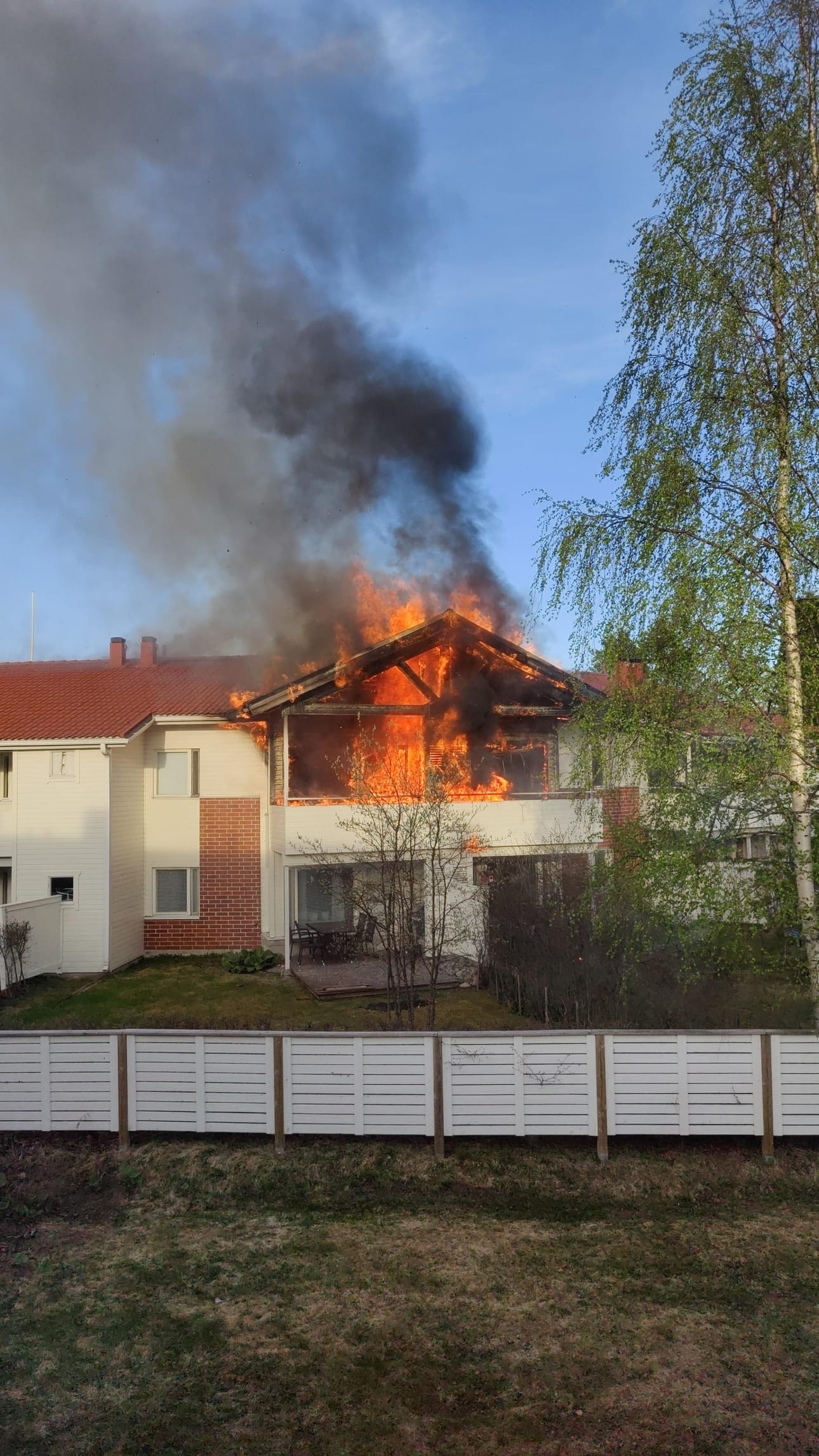 Pelastuslaitos kertoi puoli kymmeneltä, että yksi luhtitalon asunto on täyden palon vaiheessa.