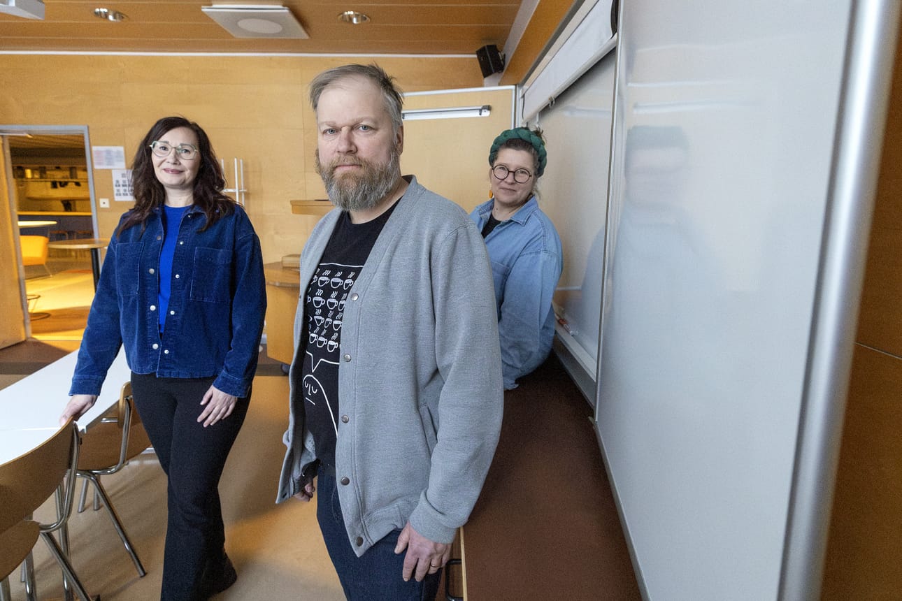 Hanne Mattinen, Kalle Laurinaho ja Tuuli Mäentausta ovat innoissaan Oulun steinerkoulun uusista tiloista.