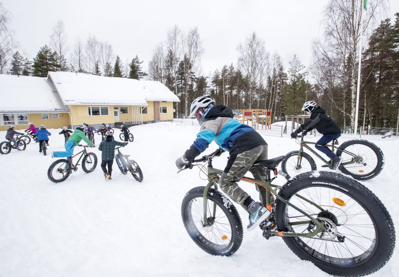 Läskipyörillä liikutaan esimerkiksi välitunneilla ja taitetaan matka kirjastolle. Eritysen tärkeää on, että niillä pääsee liikkumaan luonnossa.