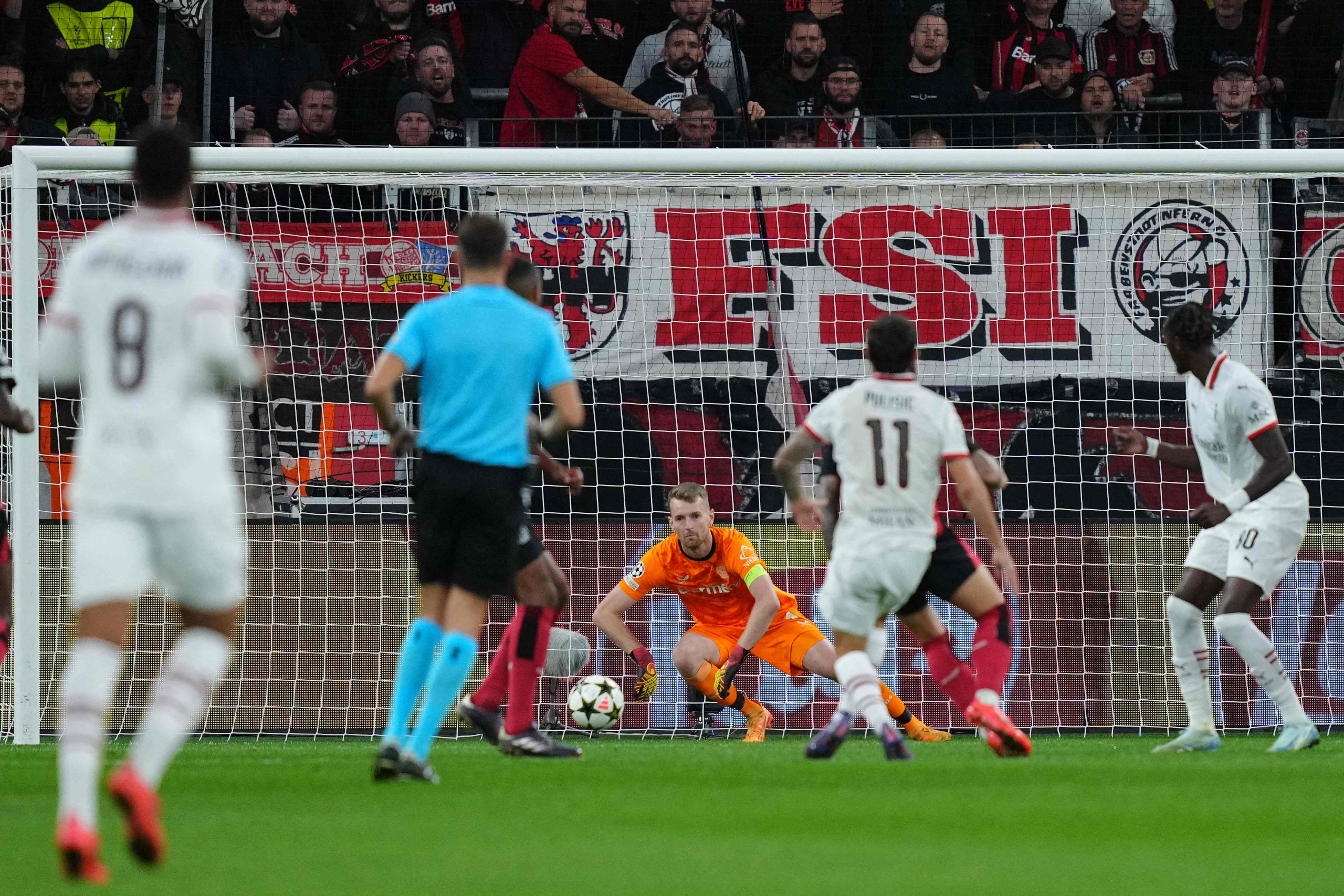Lukas Hradecky nollasi AC Milanin Mestarien liigassa