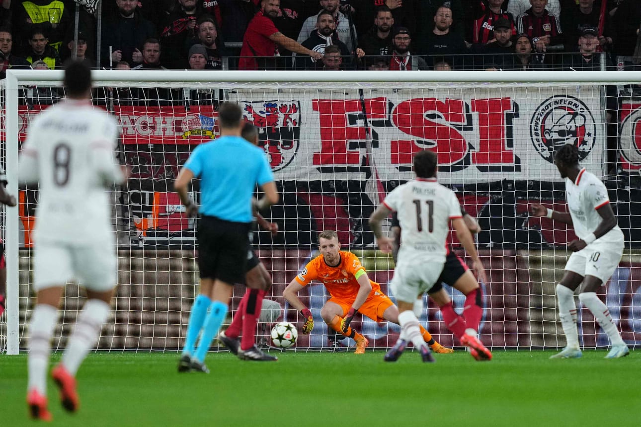 Lukas Hradecky (keskellä oranssissa paidassa) nollasi AC Milanin Mestarien liigan ottelussa. LEHTIKUVA/AFP