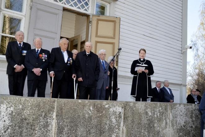 Kansalliseen veteraanpäivään osallistuneita sotiemme veteraaneja Alajärven kirkon edustalla. Kuva on otettu tämän vuoden huhtikuussa. KUVAT: MARKKU TURPELA