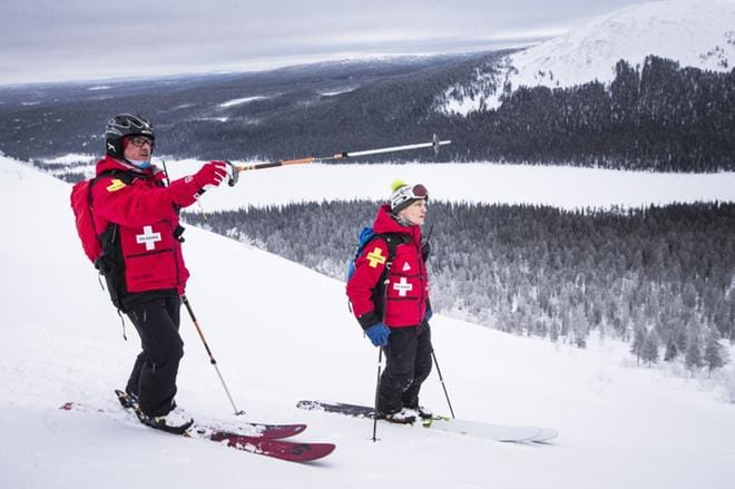Ylläksen Ski Patrol tekee lumivyörytestejä Kellostapulilla. Antte Lauhamaa ja Lauri Ylimys kuvassa.