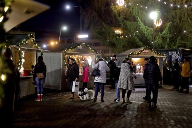 Perjantai-illan hämärtyessä myyntimökeille alkoi valua useita ihmisiä kurkistelemaan mitä kaikkea kymmenessä mökissä on tällä kertaa tarjolla Keskuspuistossa. KUVAT: HEIKKI HAKANEN