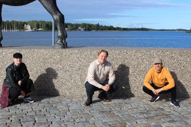 Elli Uusi-Kokko, Aleksi Sandroos ja Karim Metsola säilyttivät turvavälit odotellessaan ylioppilaskunnan tilaamia kasvomaskeja saapuviksi. Tilatut maskit ovat kankaisia, ja ylioppilaskunta haluaa jättää kirurgiset kertakäyttömaskit ammattilaisten käyttöön. KUVA: MIIKA HUHTA