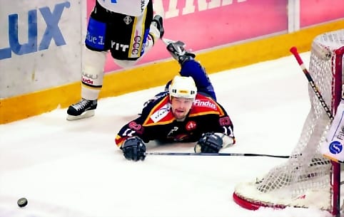 Välillä rähmällään. Jokerien Tomek Valtonen.