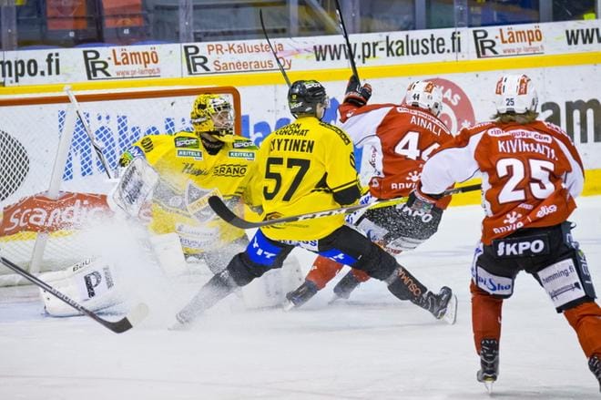 Maalivahti Denis Godlan ja puolustaja Joonas Lyytisen KalPa sekä Aleksi Ainalin ja Joel Kivirannan Sport ottivat yhteen Kuopiossa. Kuva: Aake Roininen