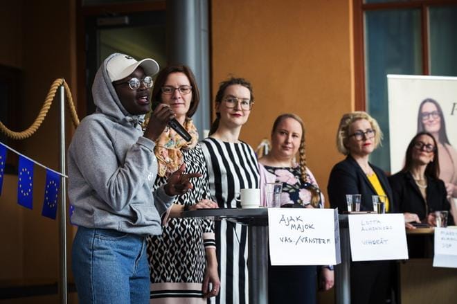 21-vuotias Ajak Majok (vas.) haluaisi nostaa nuorten äänestysprosenttia, joka on ollut 10:n tienoilla eurovaaleissa. Kuvassa lisäksi Mikaela Björklund (r.), Lotta Alhonnoro (vihr.), Päivi Karppi (ps.), Miapetra Kumpula-Natri (sd.) sekä Petra Schulze Steinen (kesk.). KUVA: JARNO PELLINEN