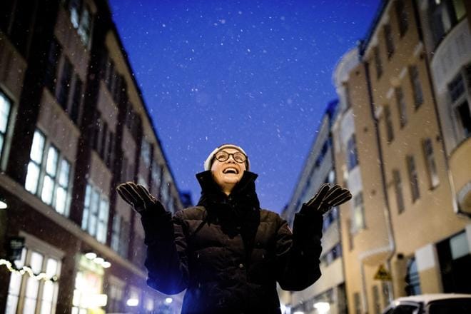 Hyvinvointivalmentaja Sanna Mämmi toivoo, että ihmiset pysähtyisivät kuuntelemaan itseään kiireisessä arjessa ja arvioisivat, mitä he tarvitsevat saadakseen elämänsä rauhoittumaan. KUVA: Joel Maisalmi
