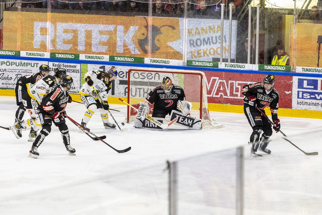 Kärppien ilta sai hyvän alun, kun Ville Koivunen ohjasi JYP-vahti Veini Vehviläisen edestä 0–1-maalin. Voittoon asti vieraiden esitys ei kantanut.