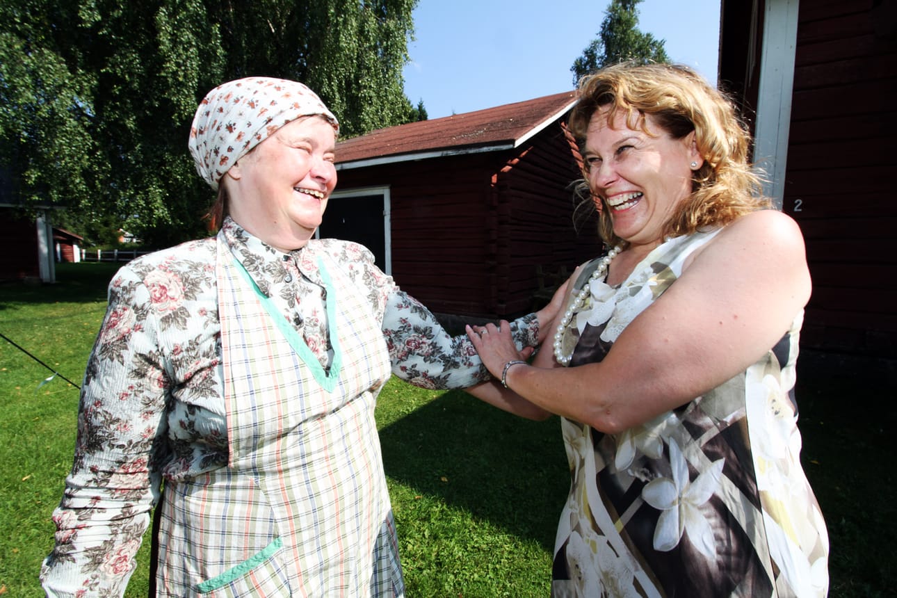 Katariina (Raija Ainasoja) vierailee äitinsä Irma Tuulosen (Eeva Koskela) luona. Millainen äidin ja tyttären suhde on? Ja millaiseksi se muodostuu?