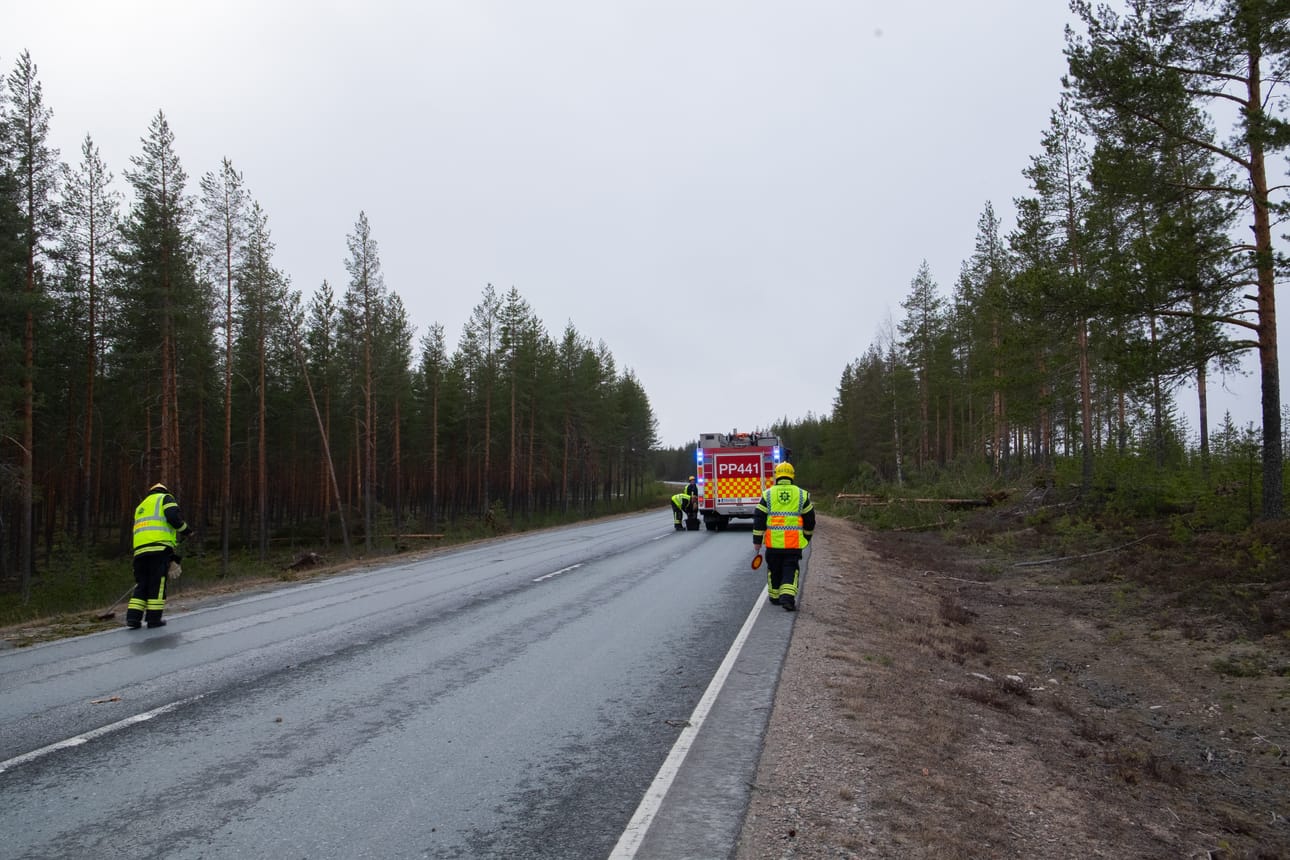 Pelastuslaitos raivasi Valtatie 20 noin 9 km Pudasjärveltä Kuusamoon päin. Tielle oli kaatunut puita.